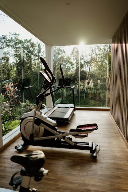 Foto un gimnasio con vista al jardín.