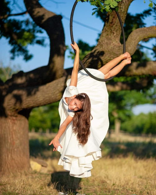 gimnasta aérea en el gran roble