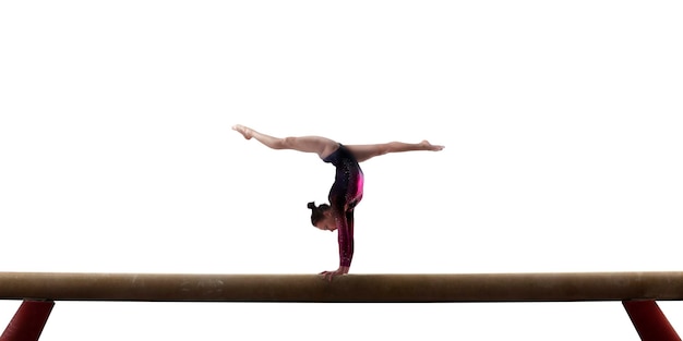 Gimnasta femenina haciendo un truco complicado sobre fondo blanco.