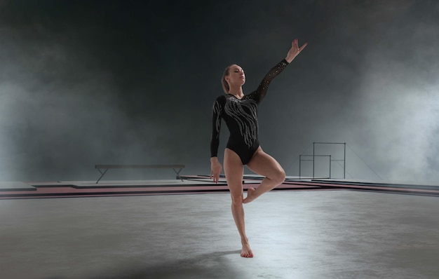 Gimnasta femenina haciendo un truco complicado