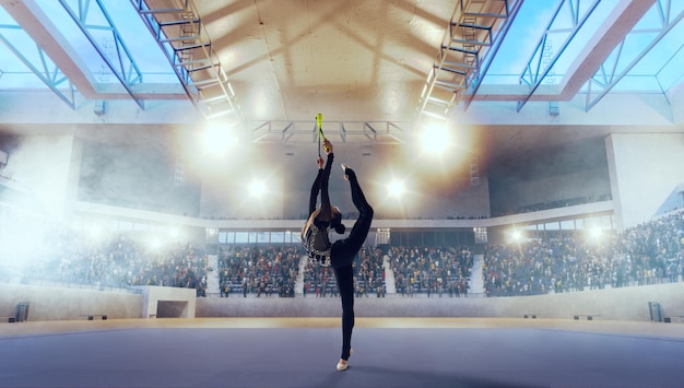 Gimnasta rítmica en arena profesional