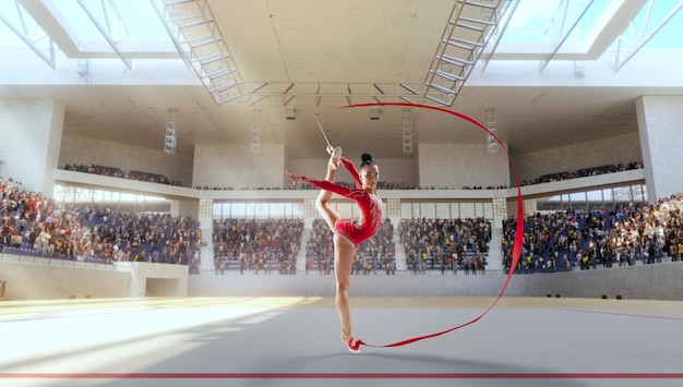 Foto gimnasta rítmica en arena profesional