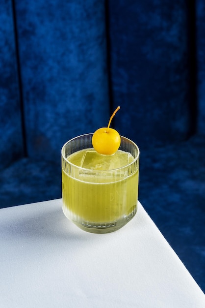 Gin cocktail extragon manzana verde