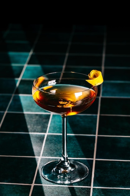 Gin-Cocktail mit scharfen Schatten
