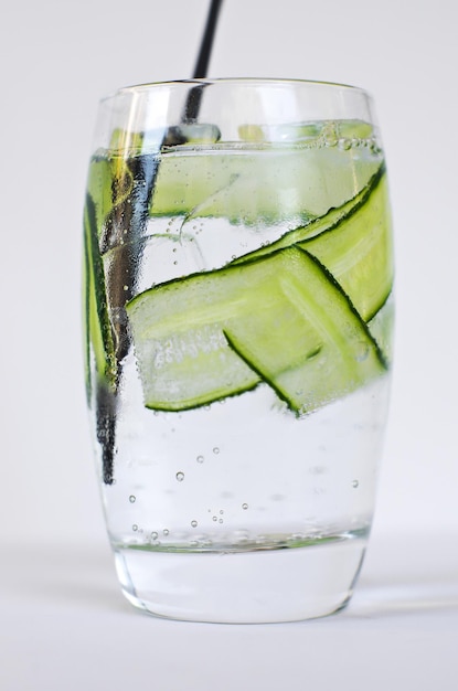Gin e tônica com coquetel de pepino Closeup água com gás com bolhas