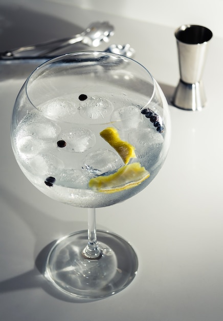 Gin Tonic Cocktail über einem Clubbar-Hintergrund