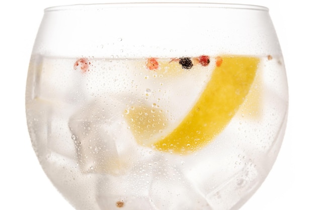 Gin Tonic Cocktailgetränk in ein Glas isoliert auf weißem Hintergrund Nahaufnahme