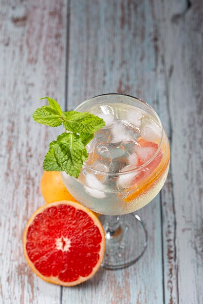 Gin Tonic garniert mit Grapefruit und Minze