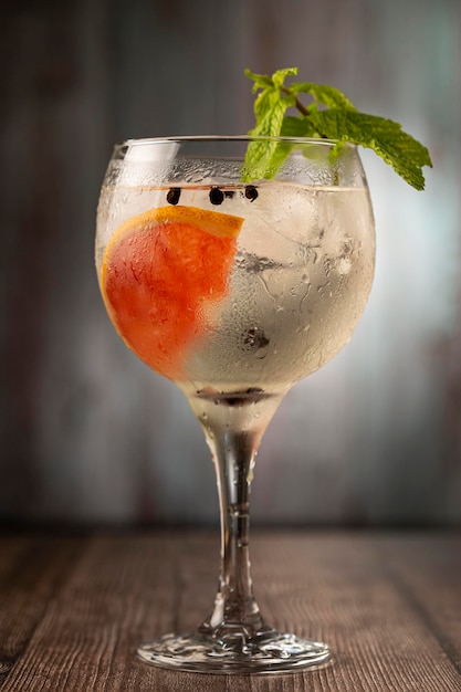 Gin Tonic garniert mit Grapefruit und Minze