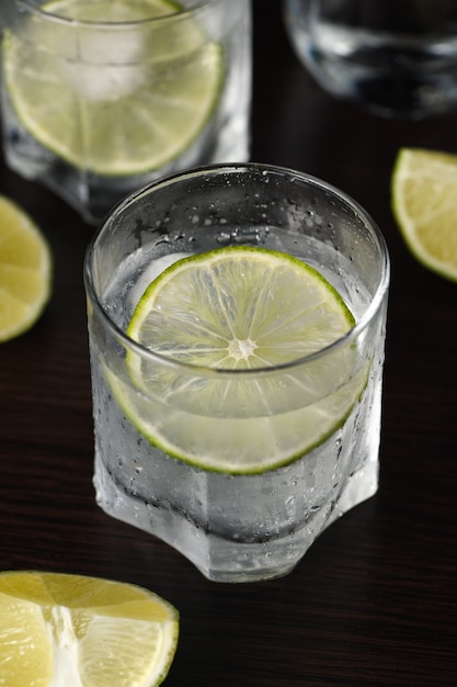 Gin Tonic mit einer Limettenscheibe