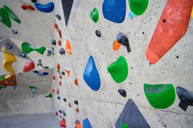 Ginásio de bouldering com parede de pedra colorida artificial