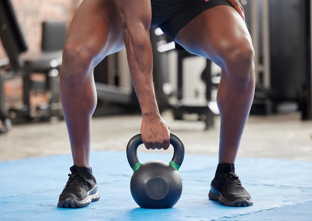 Ginásio forte e mão de fitness com kettlebell para treino de treinamento de fisiculturista e cardio Exercício de fisiculturista e força muscular e prática de resistência para atleta no clube de bem-estar