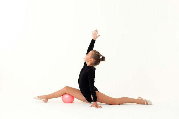 Ginasta artística isolada em um fundo branco Atleta de menina