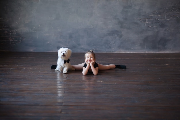 Ginasta menina sentada com cachorro