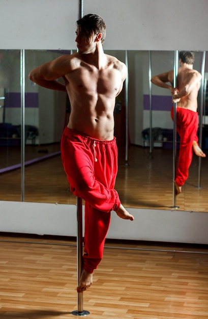 Ginasta ucraniana fazendo ginástica com aro aéreo ou aro aéreo na sala de fitness