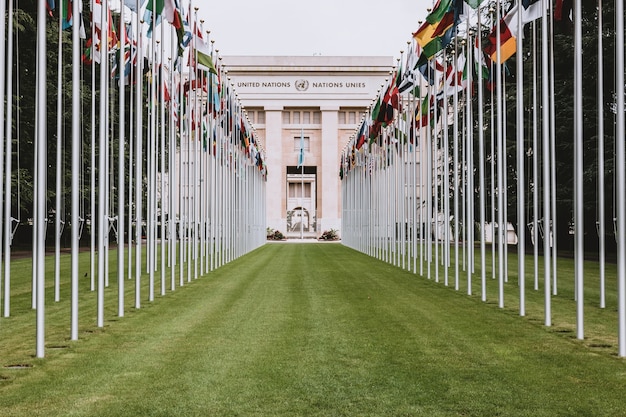 Ginebra, Suiza - 1 de julio de 2017: Banderas nacionales en la entrada de la oficina de la ONU en Ginebra, Suiza. Las Naciones Unidas se establecieron en Ginebra en 1947 y es la segunda oficina más grande de las Naciones Unidas.