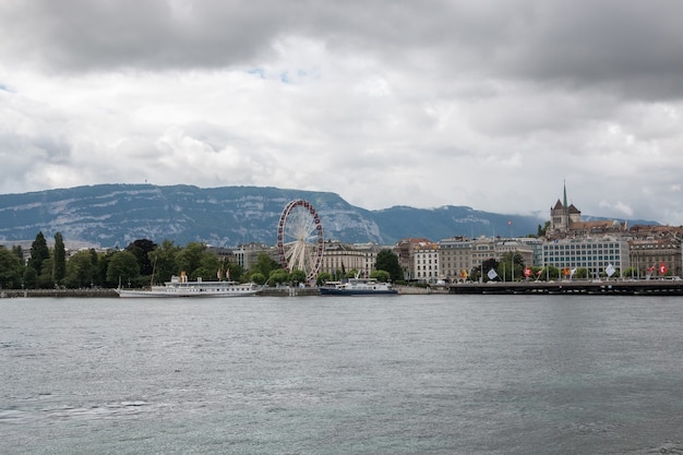 Ginebra, Suiza - 29 de junio de 2017: Vista sobre el lago y la ciudad de Ginebra, montañas de distancia. Paisaje de verano, clima soleado, espectacular cielo nublado