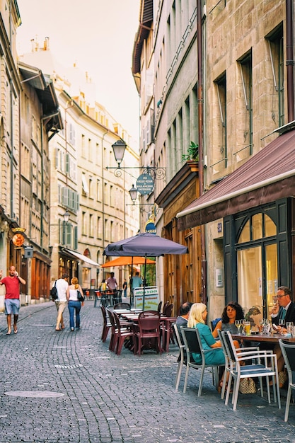 Ginebra, Suiza - 30 de agosto de 2016: Gente relajándose en un café al aire libre en Grand Rue en el centro de la ciudad de Ginebra, Suiza