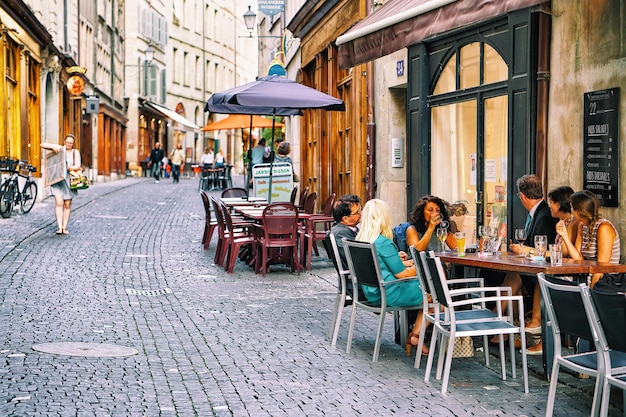 Ginebra, Suiza - 30 de agosto de 2016: Gente relajándose en un café al aire libre en Grand Rue en el centro de la ciudad de Ginebra, Suiza