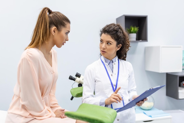 Foto un ginecólogo es examinado por un paciente que está sentado en una silla ginecológica examen por un ginecólogo concepto de salud femenina