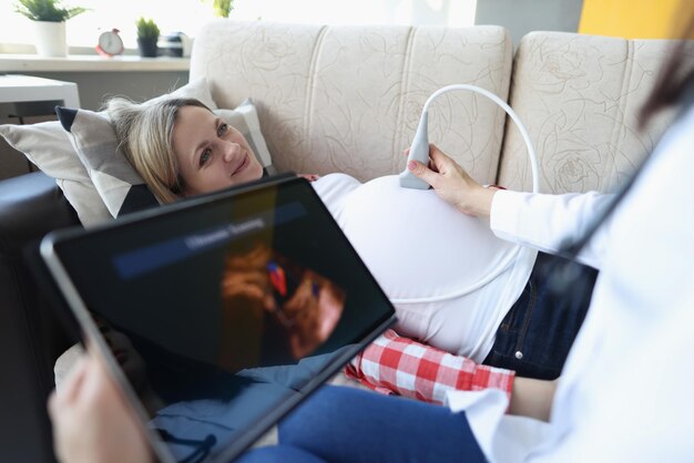 Ginecólogo realiza ultrasonido de mujer embarazada en casa