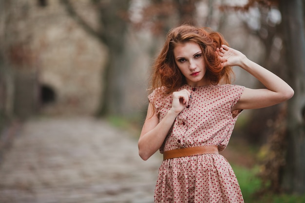 Ginger mulher caminhando no parque