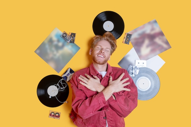 Ginger sorrindo homem deitado perto dos discos e se sentindo bem