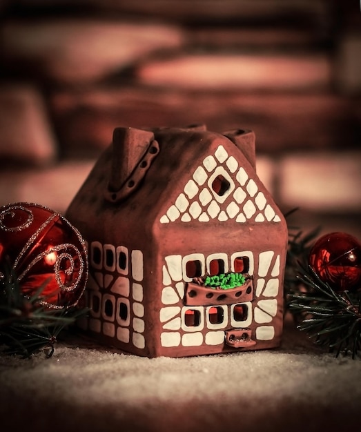 Gingerbread houseBolas de Natal o conceito do celebrati