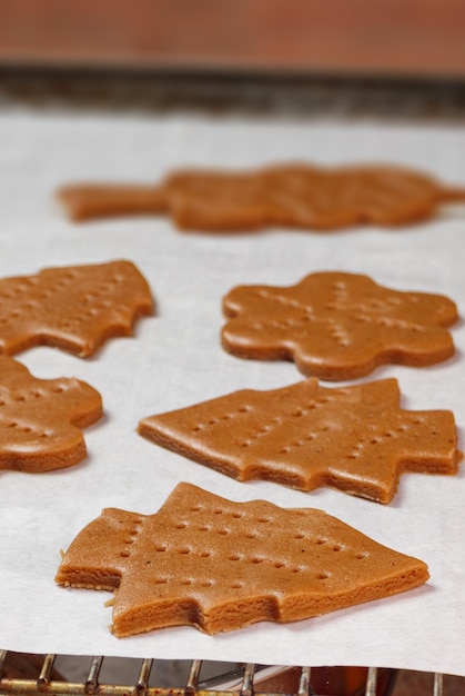 Foto gingerbread-teig, der gingerbreak-kekse für die feiertage und weihnachtskekse macht