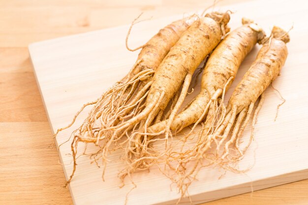 Ginseng fresco sobre fondo de madera