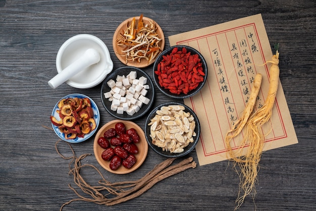 Ginseng und traditionelle chinesische Medizin auf dem Tisch