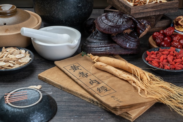 Ginseng und traditionelle chinesische Medizin auf dem Tisch