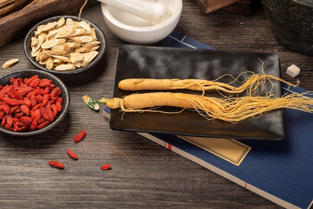 Foto ginseng und traditionelle chinesische medizin auf dem tisch