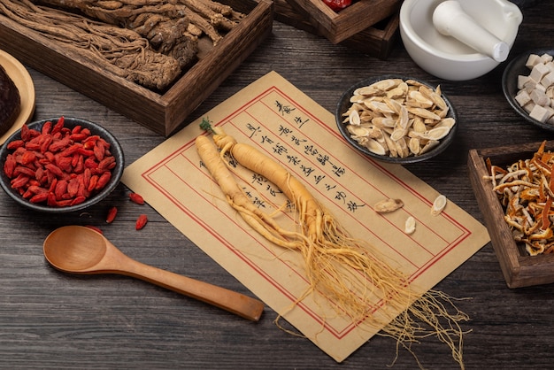 Ginseng und traditionelle chinesische Medizin auf dem Tisch