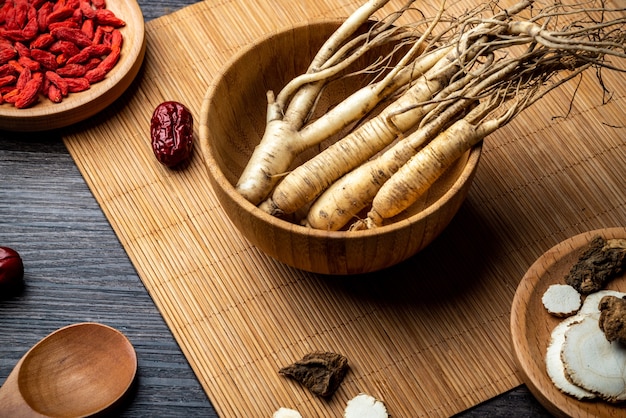 Ginseng, wolfberry y azufaifo están en la placa de madera