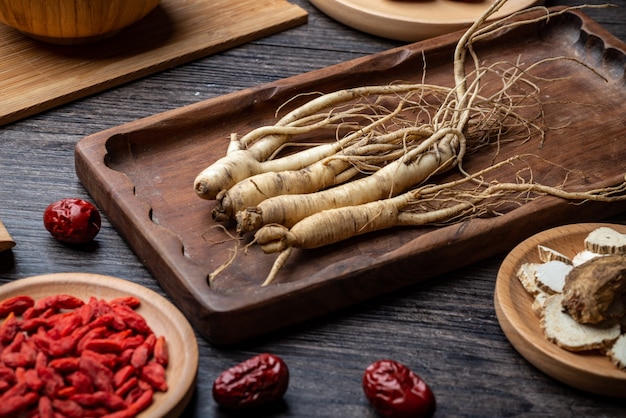 Ginseng, wolfberry e jujuba estão na placa de madeira