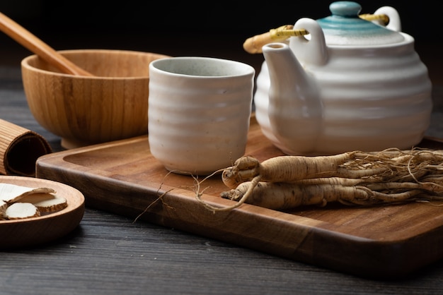 Ginseng, wolfberry e jujuba estão na placa de madeira