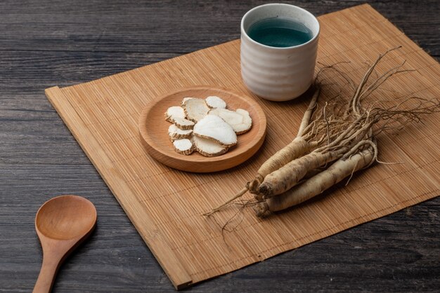 Ginseng, wolfberry e jujuba estão na placa de madeira