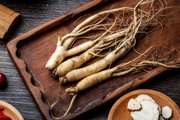 Ginseng, Wolfsbeere und Jujube sind in der Holzplatte