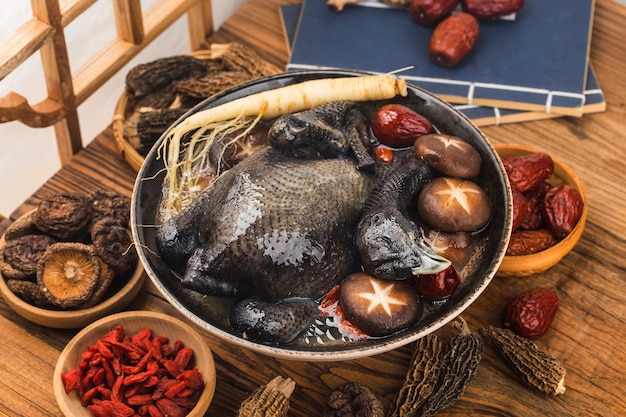 Ginsengs und schwarze Hühnersuppe Hühnersuppe als Medizin