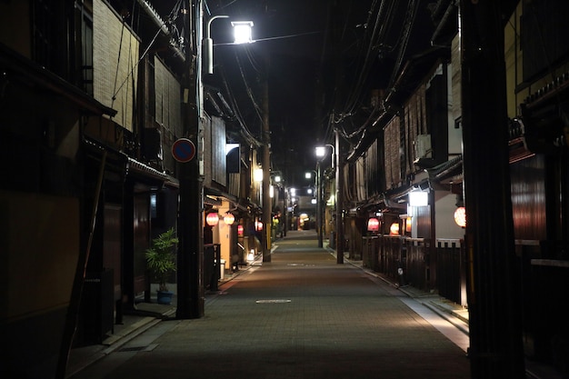 Gion Street Walk in Kyoto Japan bei Nacht mit selektivem Fokus und Unschärfe