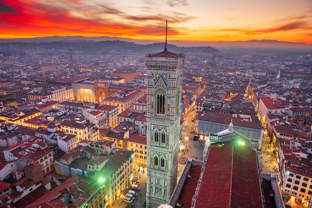 Giottos Bell Tower em Florença Itália ao entardecer