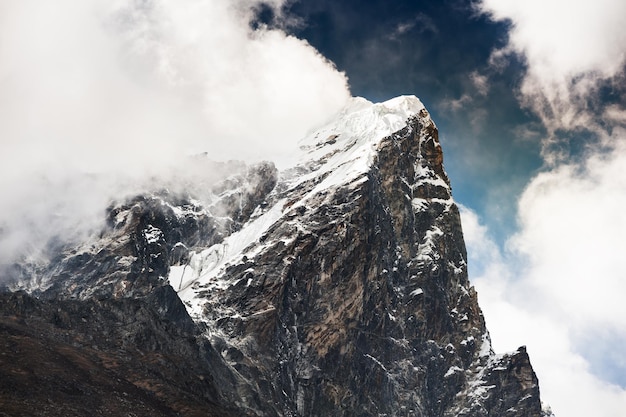 Gipfel des Berges Taboche mit Wolken im Himalaya-Gebirge. Khumbu-Tal, Everest-Region, Nepal