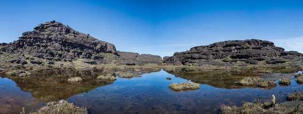 Gipfel des kleinen Sees Mount Roraima und vulkanische schwarze Steine mit ihrer Reflexion im Wasser Gran Sabana Venezuela 2015