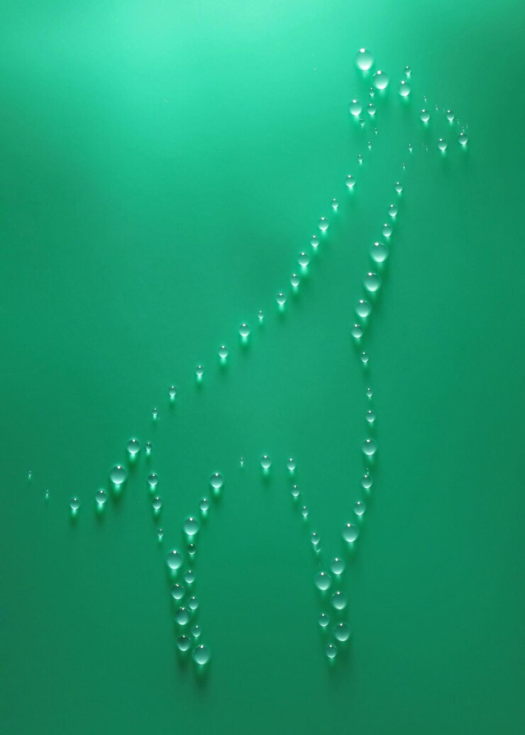 Foto girafa hecha de gotas de agua sobre un fondo verde