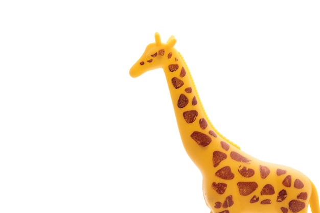 Giraffe aus Plastik. Tierspielzeug isoliert auf weißem Hintergrund