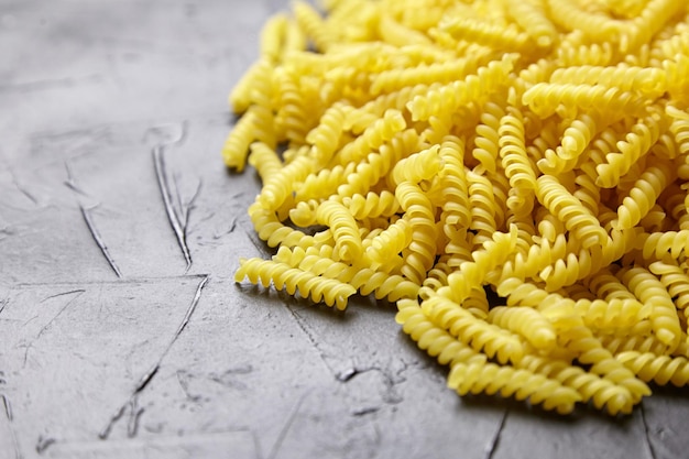 Girandole italienische Pasta auf schwarzem Steintisch