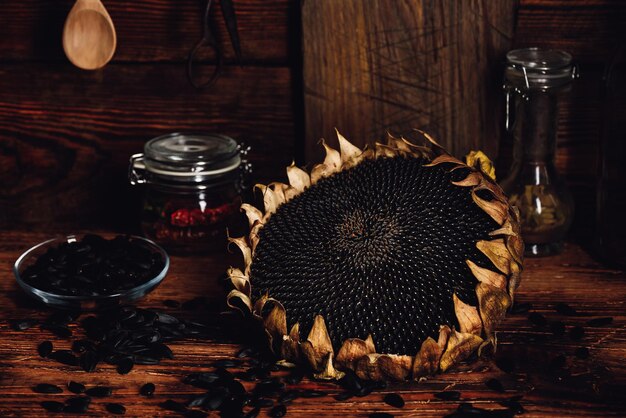 Girasol seco y semillas asadas en la vieja mesa de madera