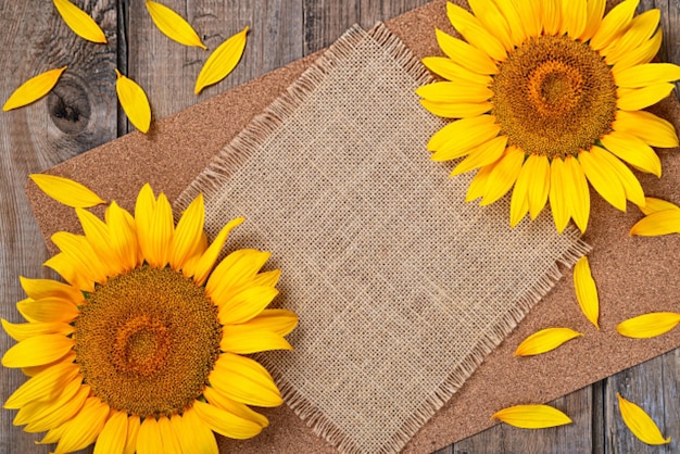 Girasol sobre un fondo de madera