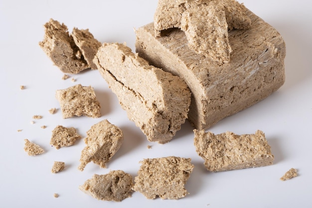 Girassol halva sobre um fundo branco A doçura tradicional da Ásia